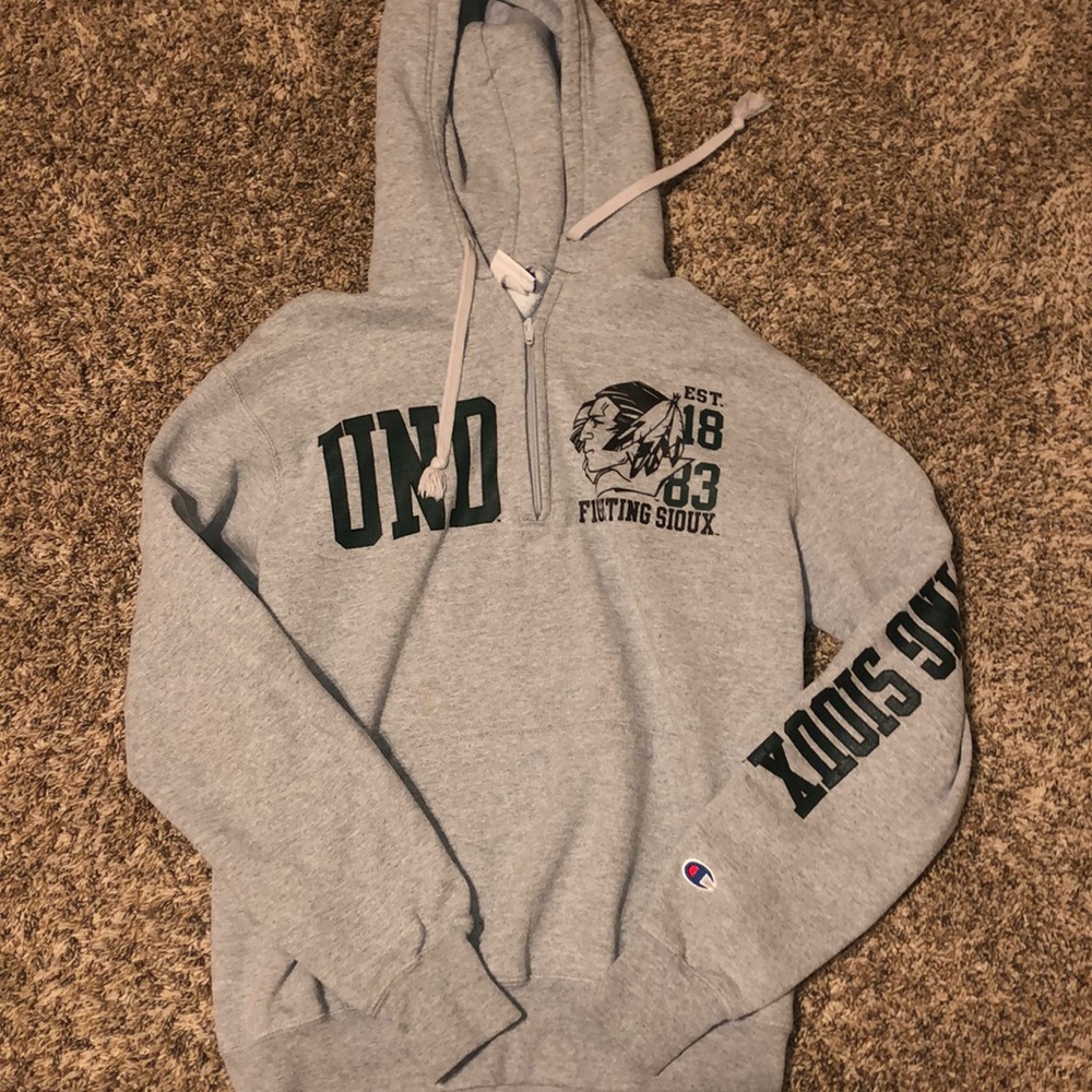 UND sweatshirt
